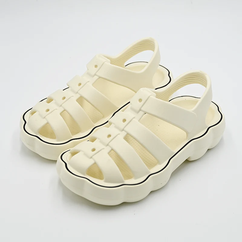 เหตุใดรองเท้าแตะโรมันจึงกลายเป็นเทรนด์รองเท้าที่ใครๆ ก็พูดถึง?